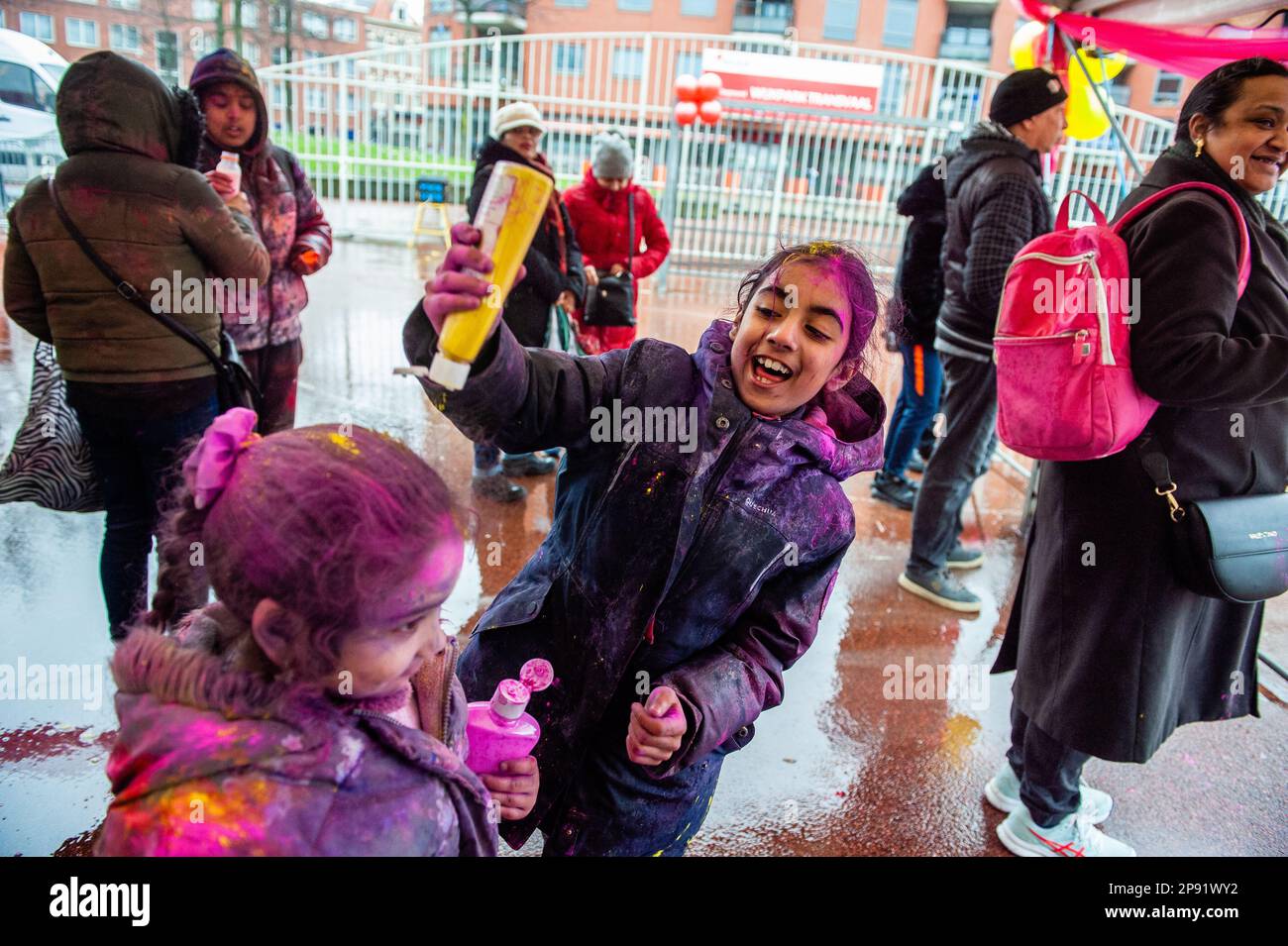7 mars, la Haye. Des millions de personnes dans le monde célèbrent le festival annuel Holi Hangámá, également connu sous le nom de Festival des couleurs, qui signifie la célébration de l'arrivée du printemps, un nouveau commencement, et le triomphe du divin et du bien. À la Haye, où se trouve la plus grande population indienne d'Europe, une grande fête a eu lieu dans le quartier multiculturel Transvaal, où les participants jettent de la poudre aux couleurs vives sur eux-mêmes et les uns sur les autres. Les couleurs de Holi symbolisent également la force de la société inclusive à la Haye. Banque D'Images