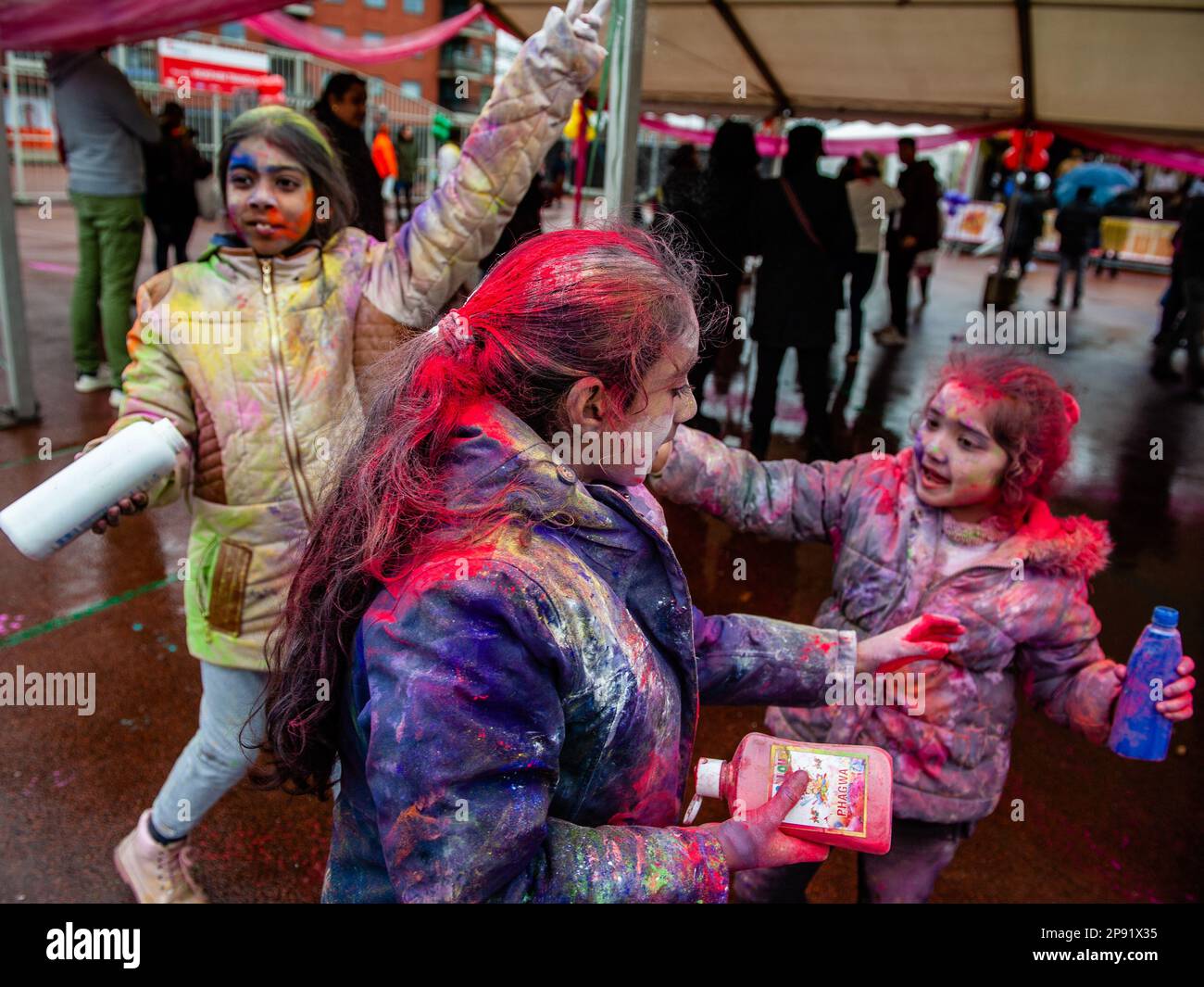 7 mars, la Haye. Des millions de personnes dans le monde célèbrent le festival annuel Holi Hangámá, également connu sous le nom de Festival des couleurs, qui signifie la célébration de l'arrivée du printemps, un nouveau commencement, et le triomphe du divin et du bien. À la Haye, où se trouve la plus grande population indienne d'Europe, une grande fête a eu lieu dans le quartier multiculturel Transvaal, où les participants jettent de la poudre aux couleurs vives sur eux-mêmes et les uns sur les autres. Les couleurs de Holi symbolisent également la force de la société inclusive à la Haye. Banque D'Images