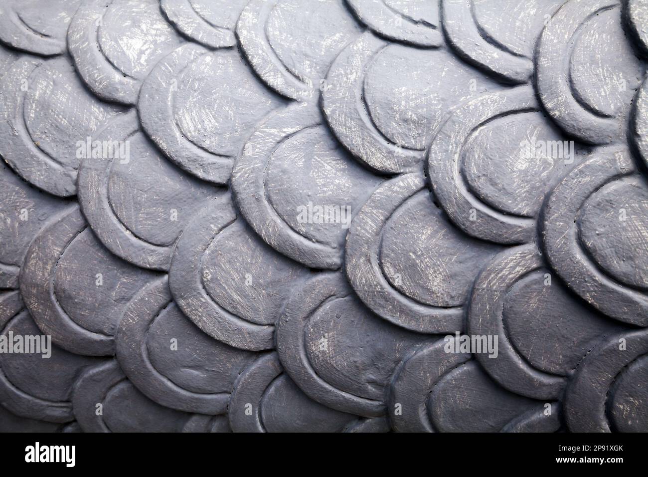 Motif écailles de poisson peint en gris. Architecture décoration mur de ciment détail. Sculpture Dragon peau close-up Banque D'Images