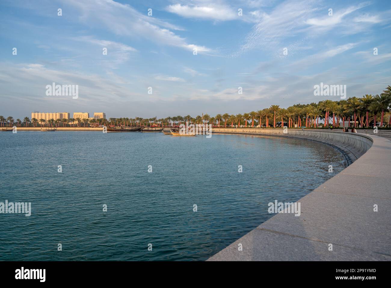 Vue sur la ville de Doha depuis le parc MIA et trois bateaux de dhow au premier plan. Banque D'Images