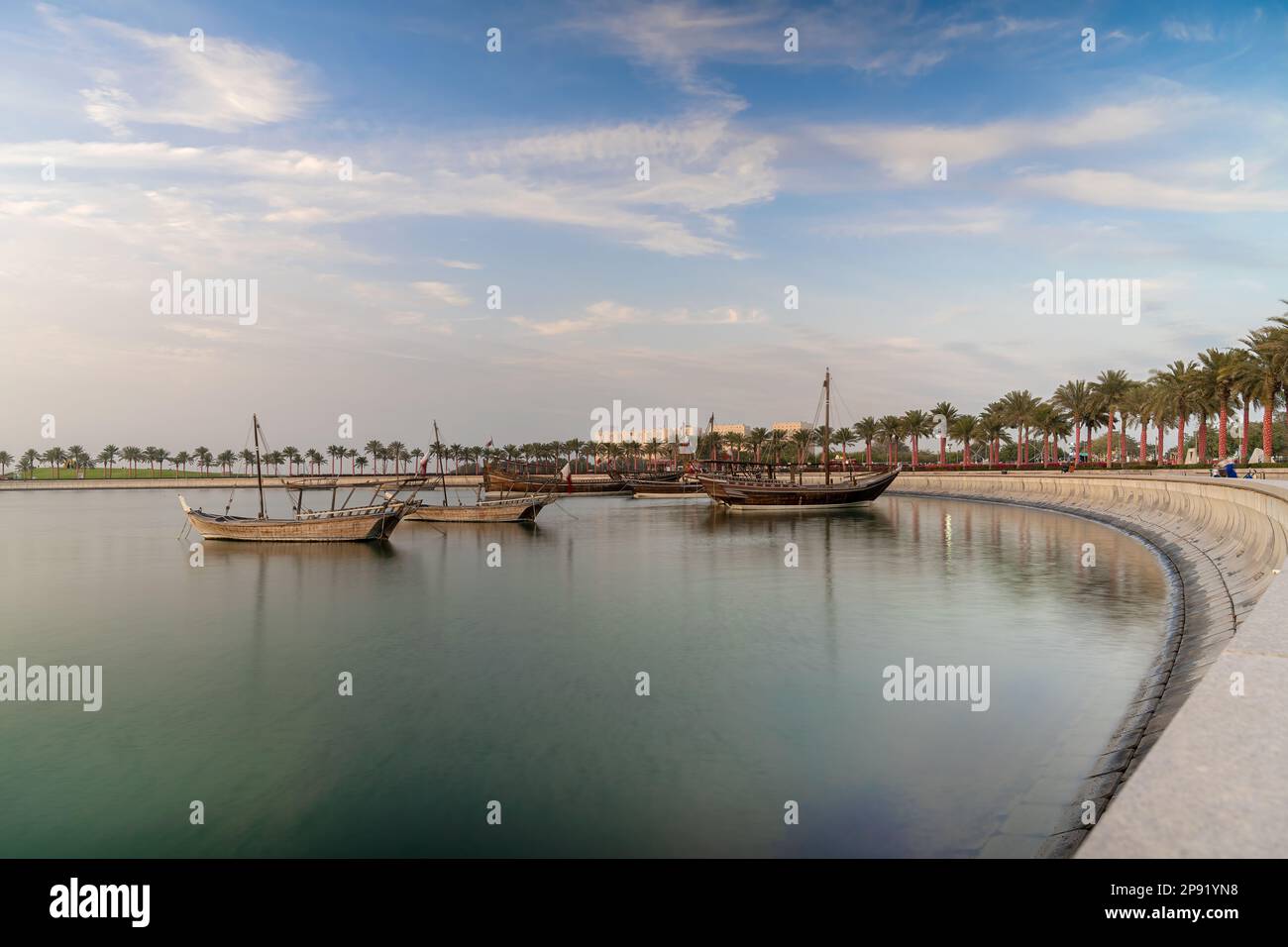 Vue sur la ville de Doha depuis le parc MIA et trois bateaux de dhow au premier plan. Banque D'Images