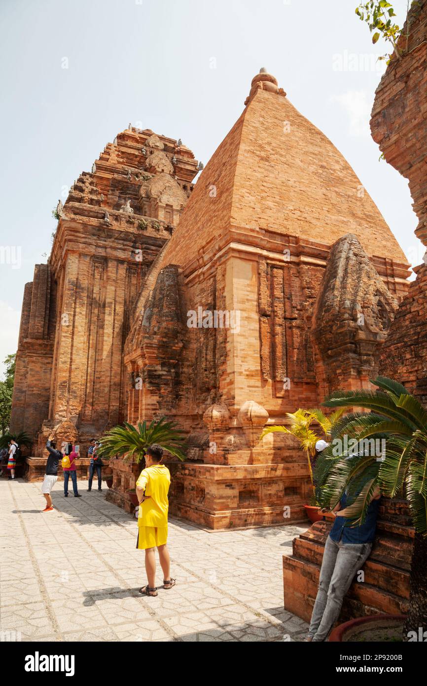 Nha Trang, Vietnam - 31 mars 2018 : les touristes à visiter le temple Cham de Po Nagar tour et prendre des photos avec des appareils. Les gens d'Asie en vacances quand je vais Banque D'Images