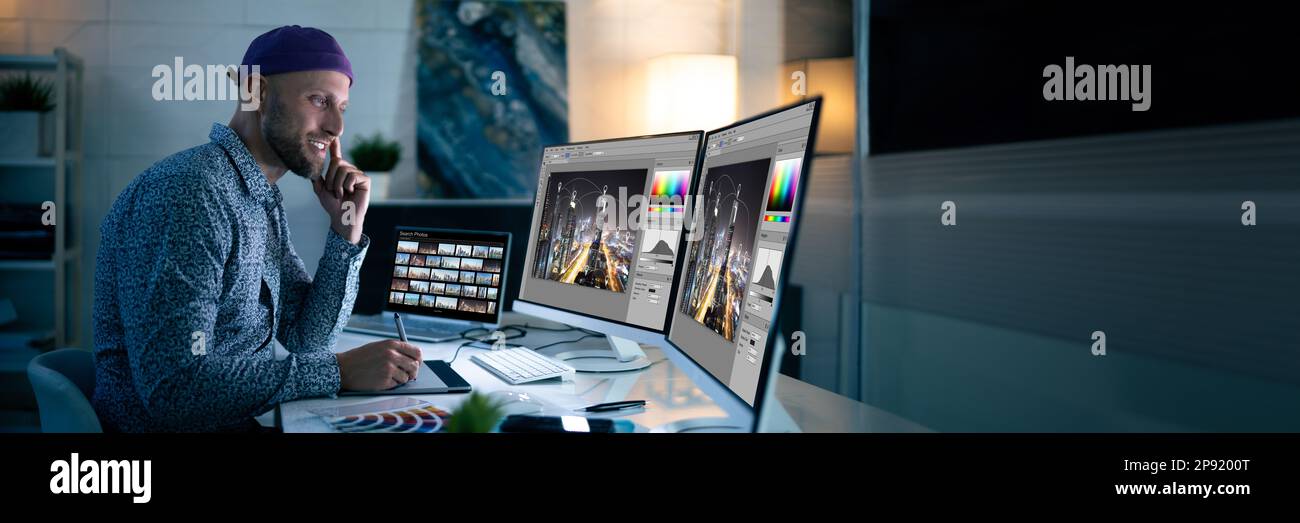 Graphiste travaillant tard dans la nuit au bureau Banque D'Images