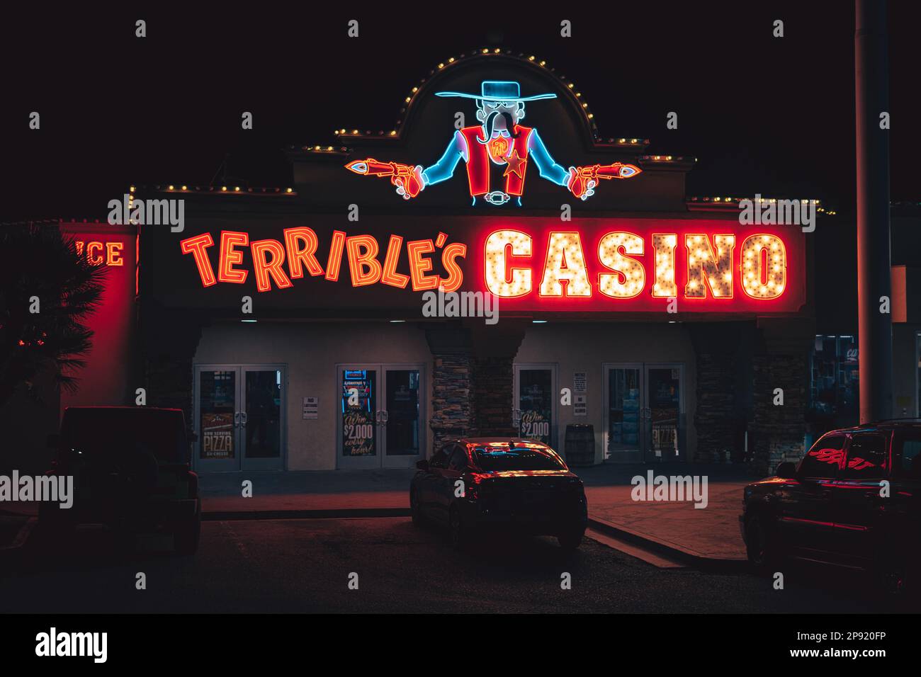 Terribles Searchlight Casino signe la nuit, Searchlight, Nevada Banque D'Images