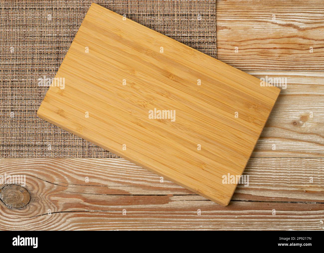 Maquette de planche à découper en bois ancien, fond de planche à découper  Vintage, serviette rustique, bureau vide, espace de copie de planche à  découper vue de dessus Photo Stock - Alamy