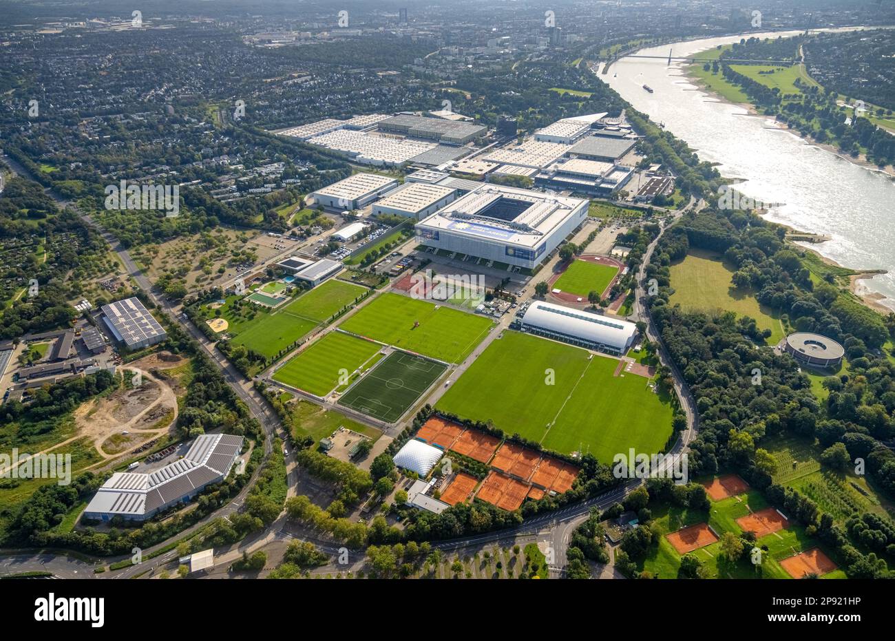 Vue aérienne, sur le Rhin le parc des expositions de Düsseldorf avec le Bundesliga stade MERKUR SPIEL-ARENA dans le quartier Stockum à Düsseldorf, Rhinel Banque D'Images