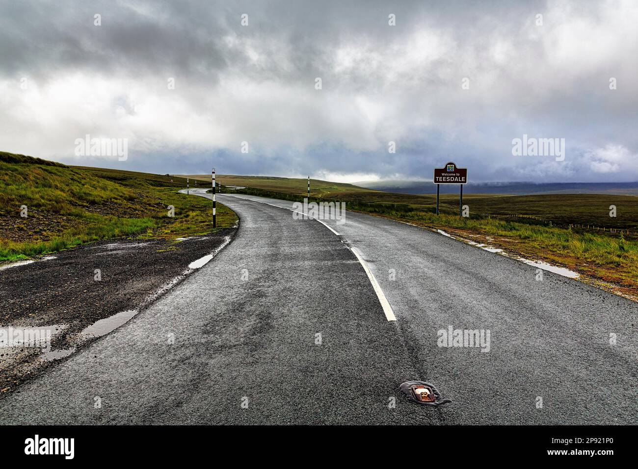 Route sinueuse de campagne en paysage vallonné, temps pluvieux de rêve, nuages bas, Teesdale, Durham, Chaîne de montagnes des Pennines du Nord, Angleterre, Grande-Bretagne Banque D'Images