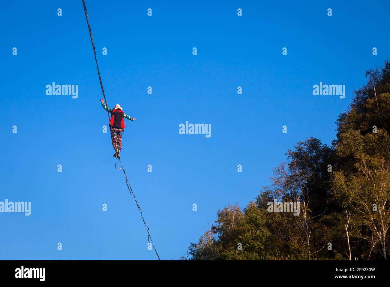 LANZO, ITALIE - VERS OCTOBRE 2020: Athlète de slackline pendant sa performance. Concentration, équilibre et aventure dans ce sport dynamique Banque D'Images