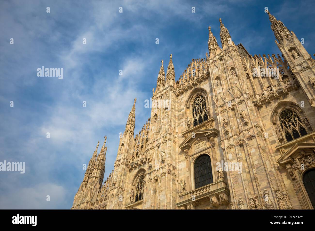 Cathédrale de Milan (Duomo di Milano) avec espace de copie pour le texte. Fond bleu ciel et lumière de coucher de soleil Banque D'Images