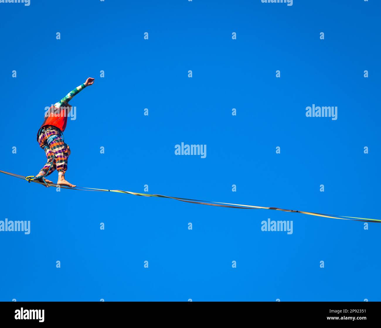 LANZO, ITALIE - VERS OCTOBRE 2020: Athlète de slackline pendant sa performance. Concentration, équilibre et aventure dans ce sport dynamique Banque D'Images