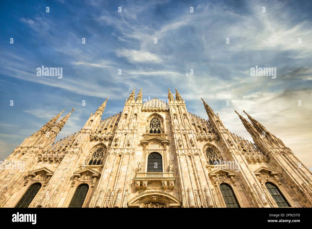 Cathédrale de Milan (Duomo di Milano) avec espace de copie pour le texte. Fond bleu ciel et lumière de coucher de soleil Banque D'Images
