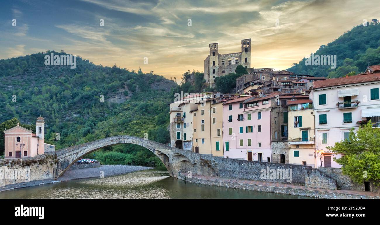 DOLCEACQUA, ITALIE - VERS AOÛT 2020 : panorama de Dolceacqua avec l'ancien pont romain en pierres et le château Banque D'Images