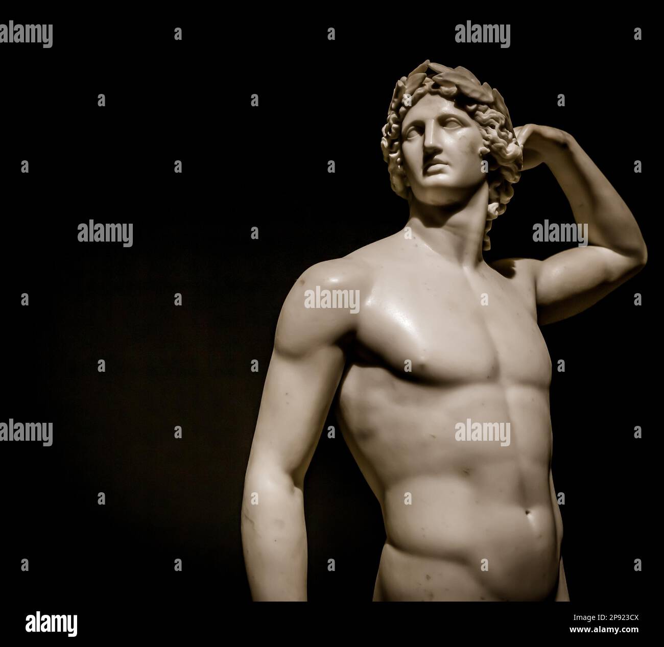 MILAN, ITALIE - juin 2020 : l'ancienne sculpture Apollo qui se couronne - 1782 - chef-d'œuvre Antonio Canovas. Musée italien Intesa Banque D'Images