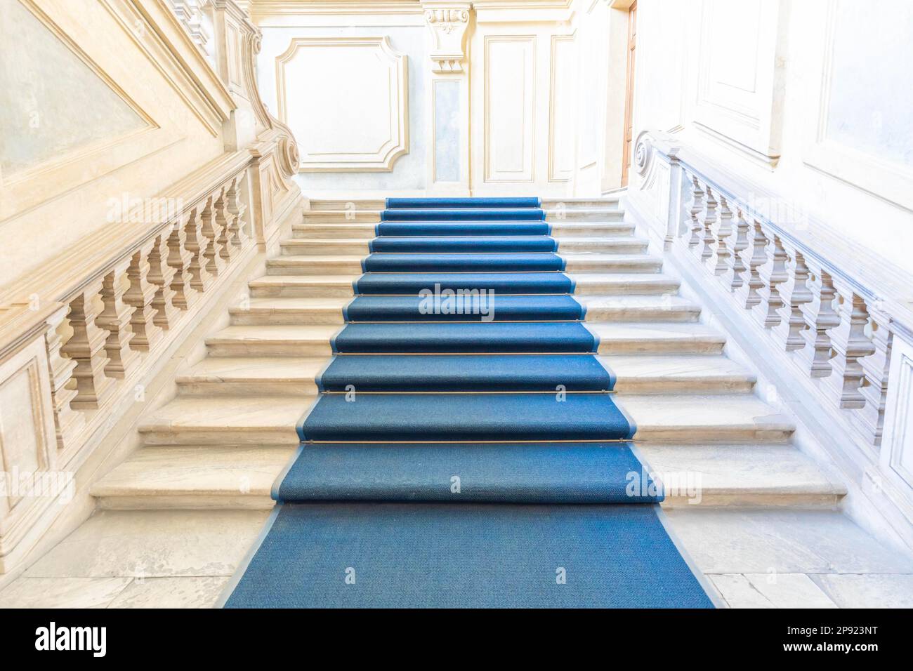 TURIN, ITALIE - VERS JUIN 2021 : le plus bel escalier baroque d'Europe situé dans le Palais Madama (Palazzo Madama). Intérieur et luxe Banque D'Images