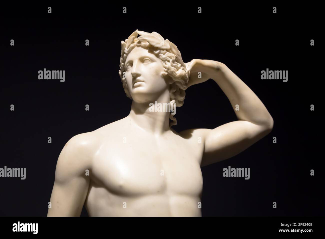 MILAN, ITALIE - juin 2020 : l'ancienne sculpture Apollo qui se couronne - 1782 - chef-d'œuvre Antonio Canovas. Musée italien Intesa Banque D'Images