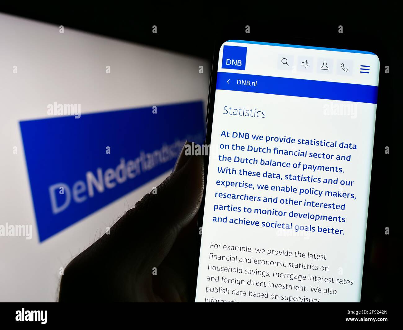 Personne tenant un smartphone avec une page web de la banque centrale néerlandaise de Nederlandsche Bank (DNB) à l'écran avec logo. Concentrez-vous sur le centre de l'écran du téléphone. Banque D'Images