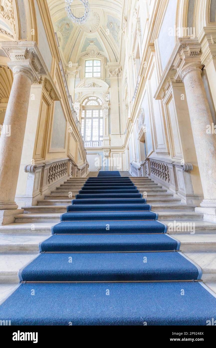 TURIN, ITALIE - VERS JUIN 2021 : le plus bel escalier baroque d'Europe situé dans le Palais Madama (Palazzo Madama). Intérieur et luxe Banque D'Images