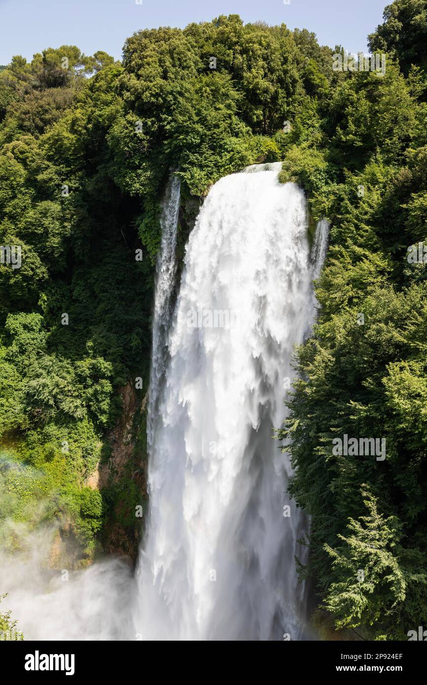 Cascade de Marmore en Ombrie, Italie. Cascade étonnante barbotant dans la nature avec des arbres et des rochers Banque D'Images