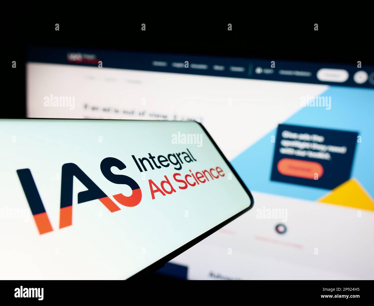 Téléphone cellulaire avec logo de la société américaine Integral ad Science Inc. (IAS) à l'écran en face du site Web de l'entreprise. Concentrez-vous sur le centre de l'écran du téléphone. Banque D'Images