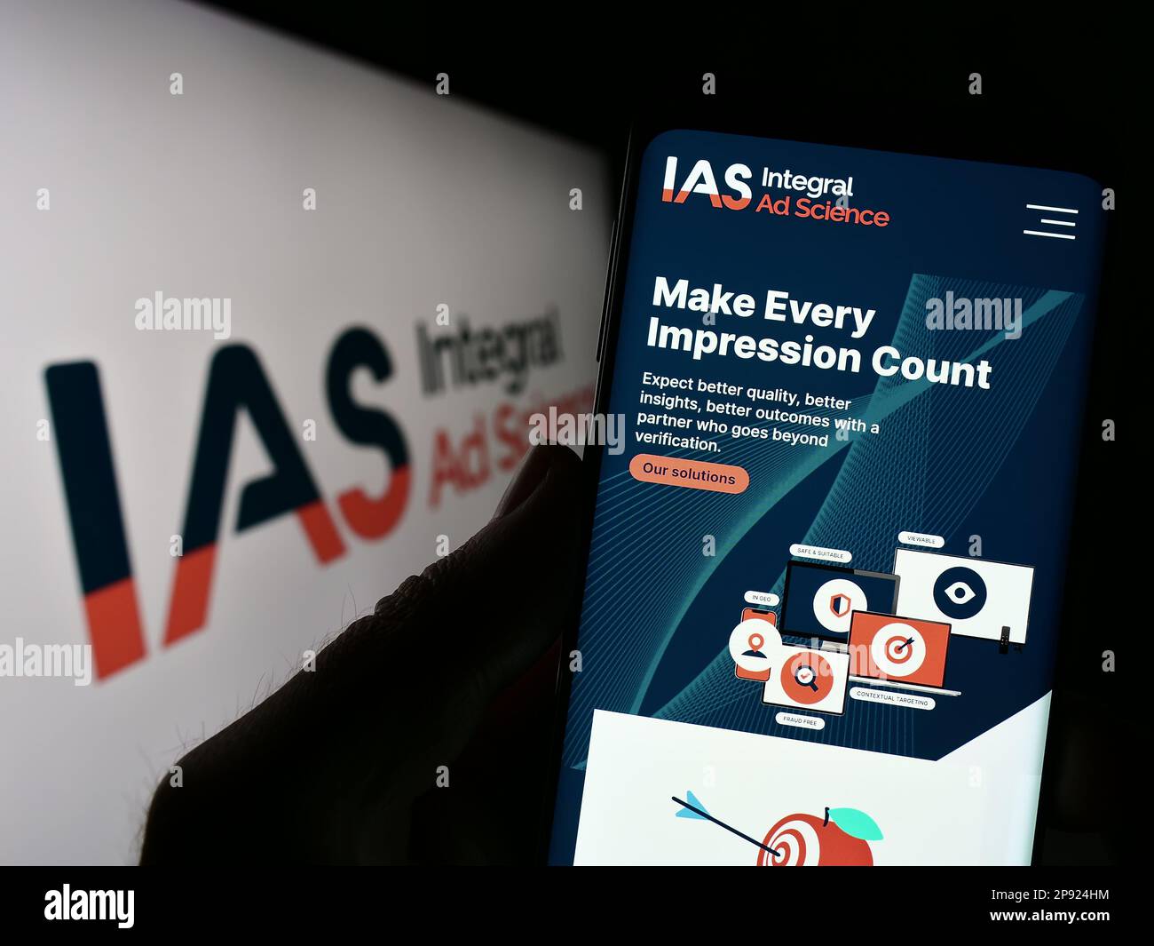 Personne détenant un smartphone avec le site Web de la société américaine Integral ad Science Inc. (IAS) à l'écran devant le logo. Concentrez-vous sur le centre de l'écran du téléphone. Banque D'Images