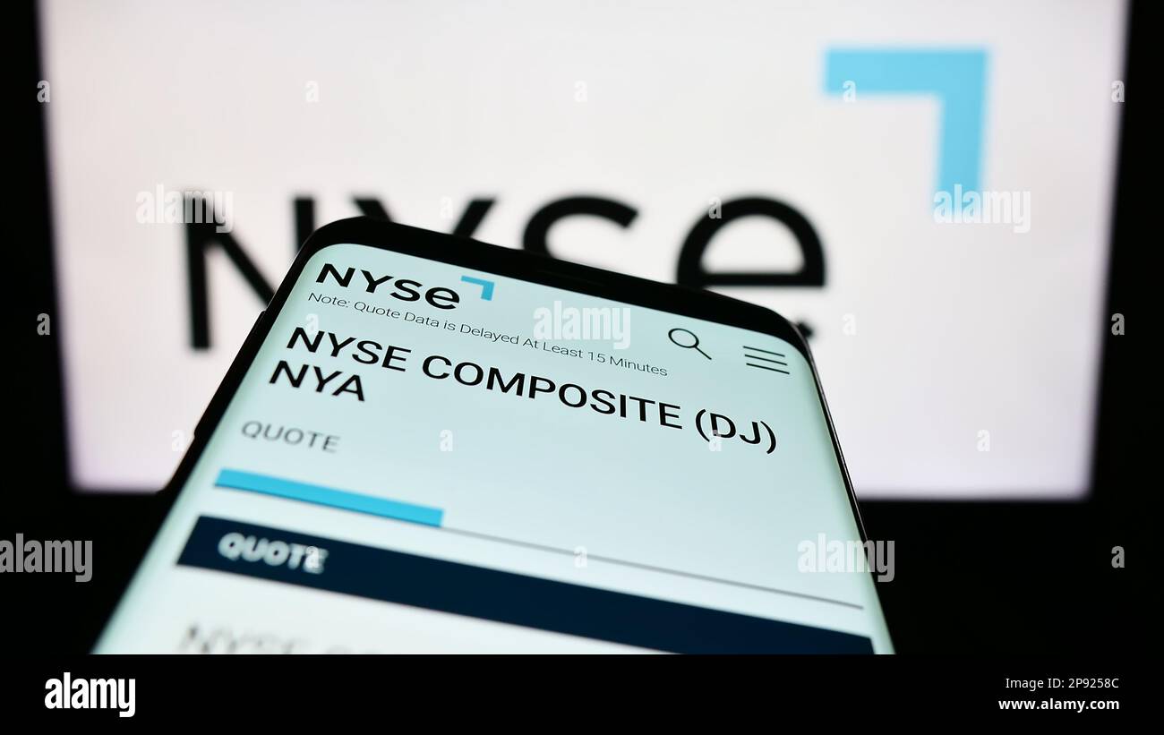 Smartphone avec le site Web du marché américain New York stock Exchange (NYSE) à l'écran devant le logo de l'entreprise. Faites la mise au point dans le coin supérieur gauche de l'écran du téléphone. Banque D'Images