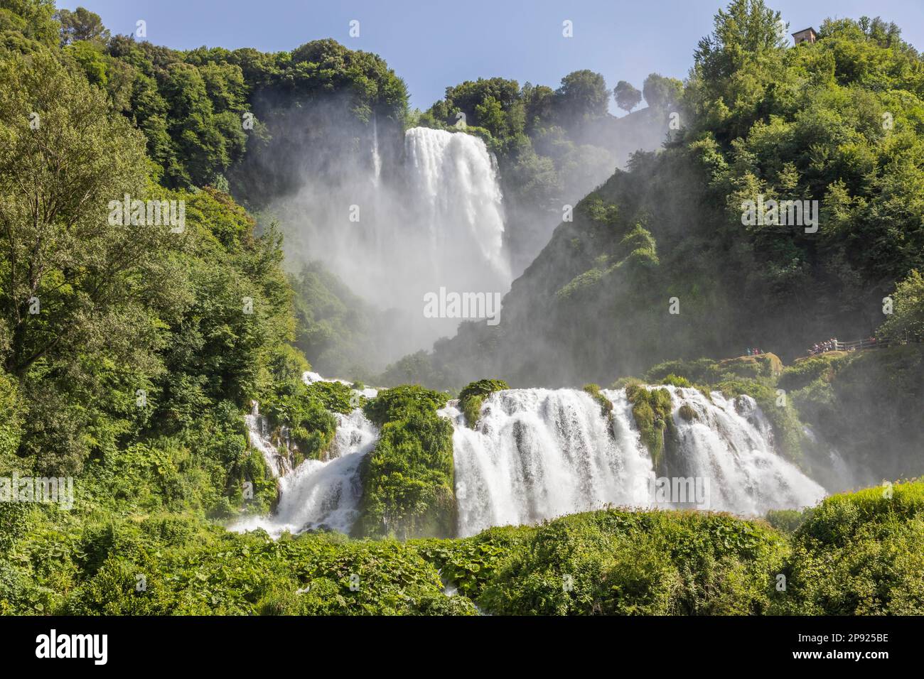 Cascade de Marmore en Ombrie, Italie. Cascade étonnante barbotant dans la nature avec des arbres et des rochers Banque D'Images