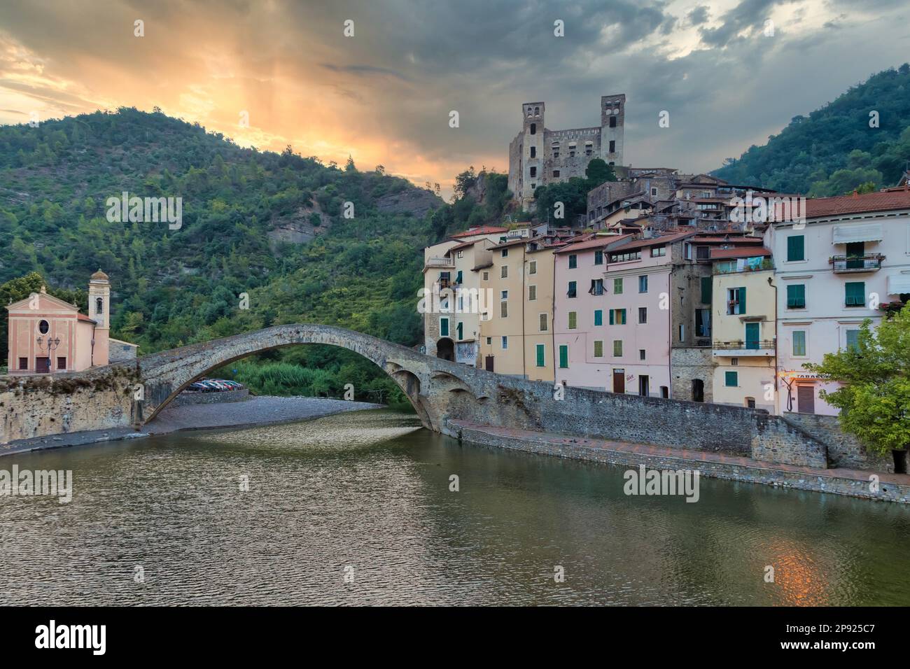 DOLCEACQUA, ITALIE - VERS AOÛT 2020 : panorama de Dolceacqua avec l'ancien pont romain en pierres et le château Banque D'Images
