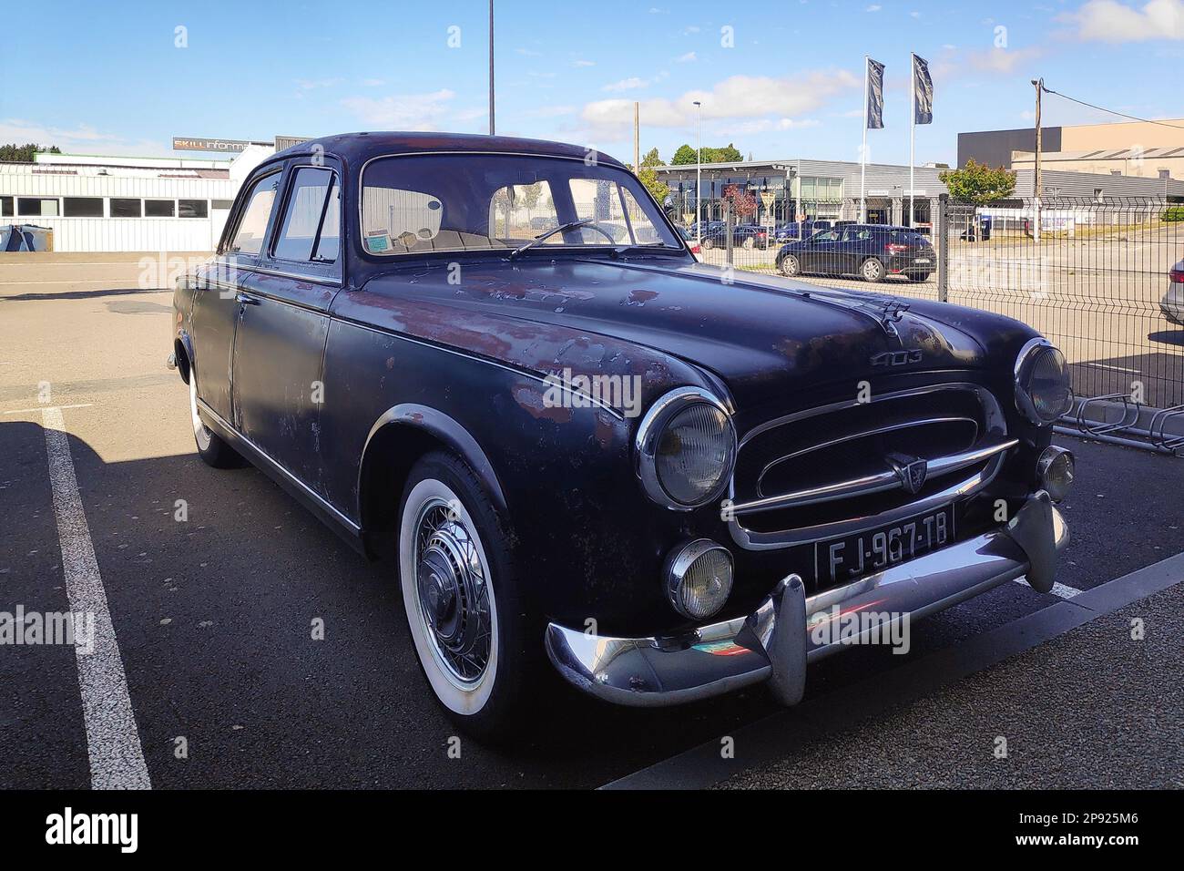 Saint-Martin-des-champs, France - août 24 2022 : ancienne et rouillée Peugeot 403, voiture de taille moyenne fabriquée et commercialisée par Peugeot entre mai 1955 et Banque D'Images