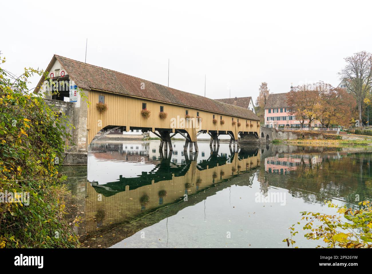 Ancien pont couvert en bois et point de passage frontalier sur le Rhin dans le nord-est de la Suisse, à la fin de l'automne Banque D'Images