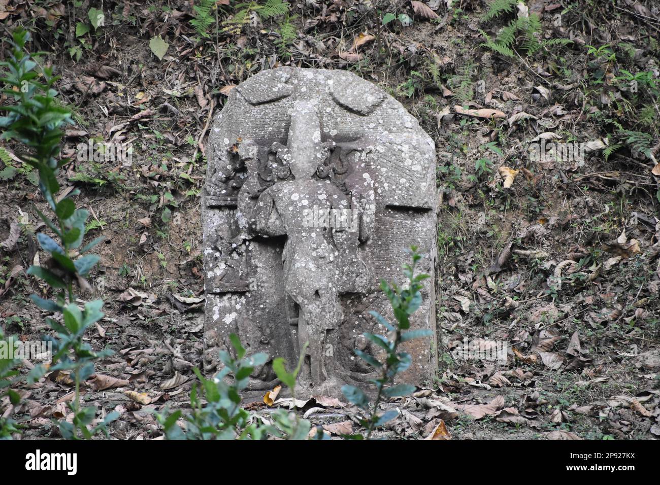 Une statue de seigneur Bramha de mille ans faite de pierre à Unokoti , Tripura , Inde . Banque D'Images