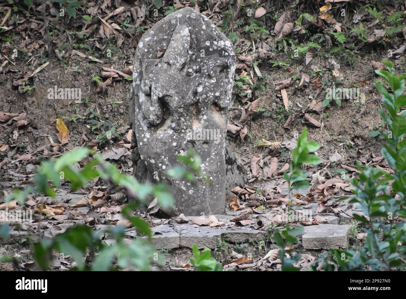 Une statue de seigneur Bramha de mille ans faite de pierre à Unokoti , Tripura , Inde . Banque D'Images