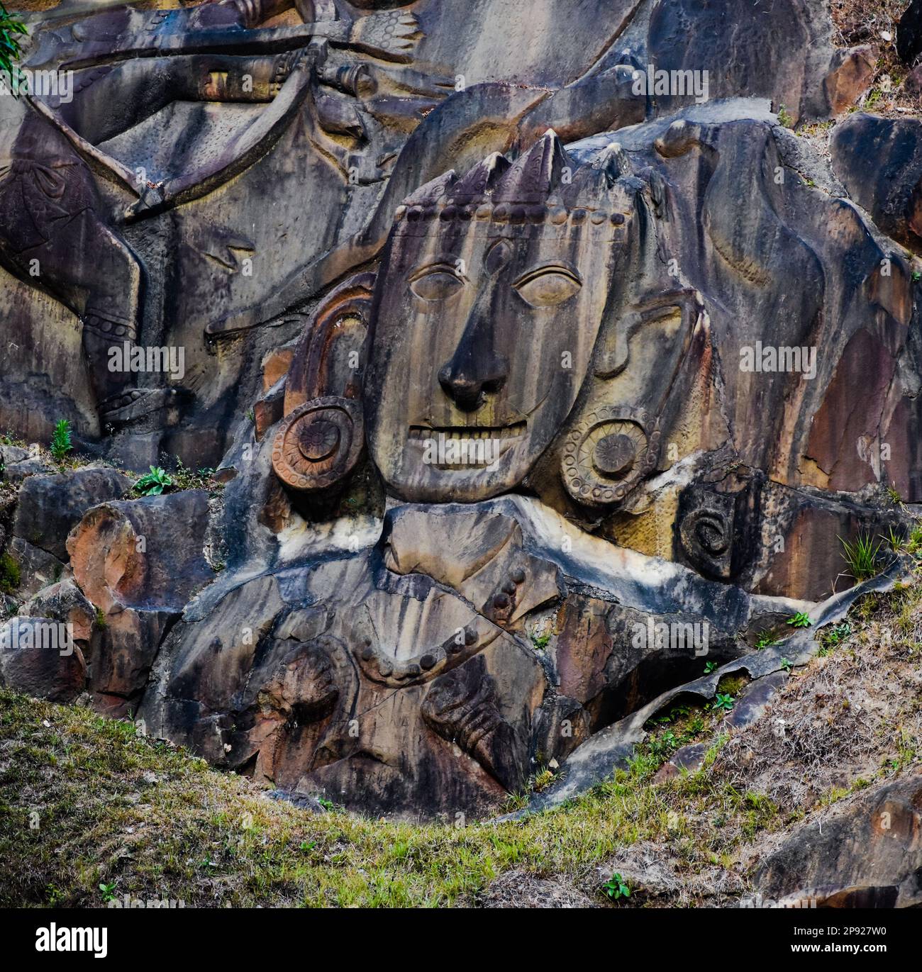 Sculpture de Lord Shiva sculptée dans une montagne à Unokoti , Tripura , Inde . Une structure de mille ans . Banque D'Images