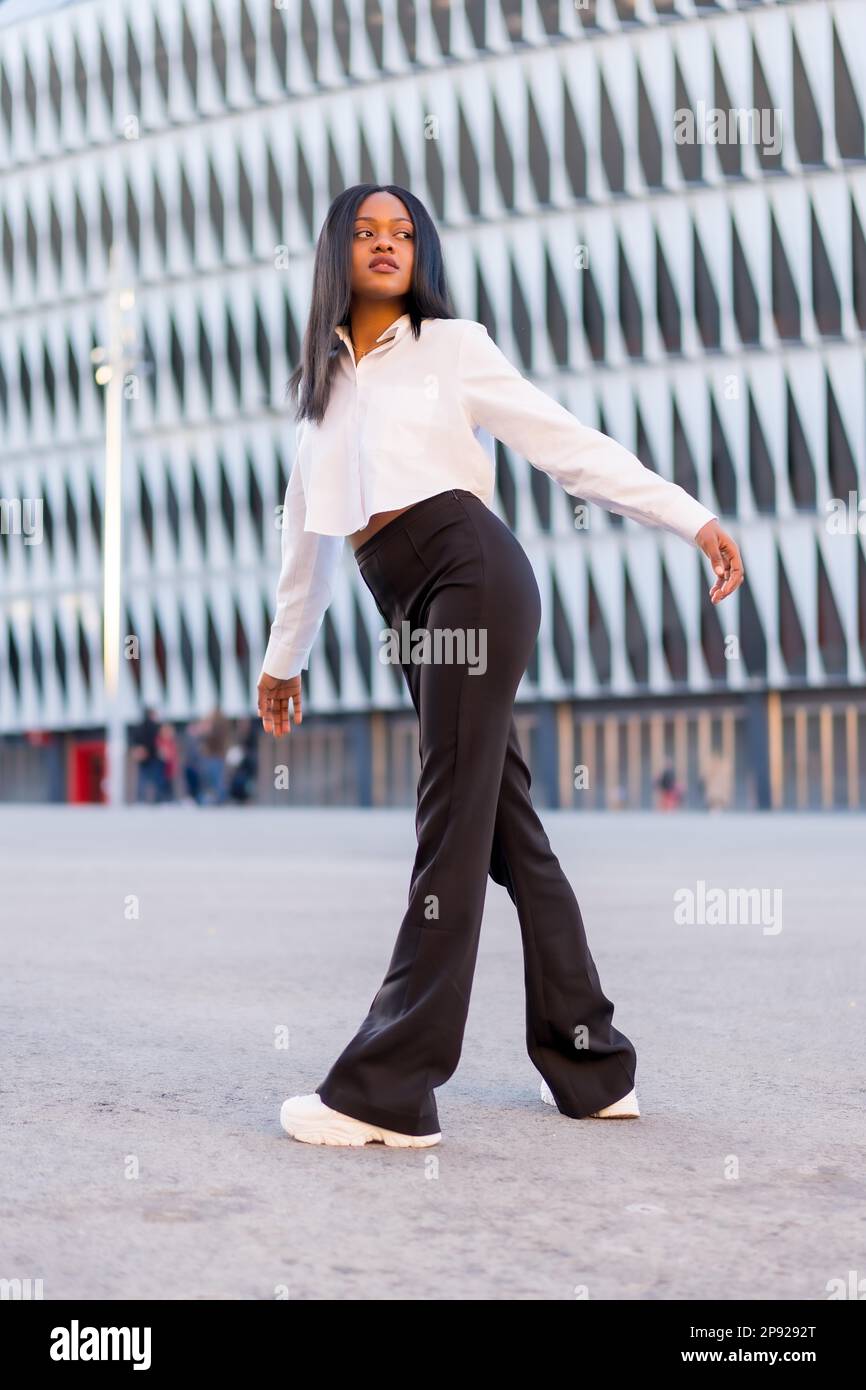 Femme afro americaine dans une pose photographie de mode photo verticale Photo Stock Alamy