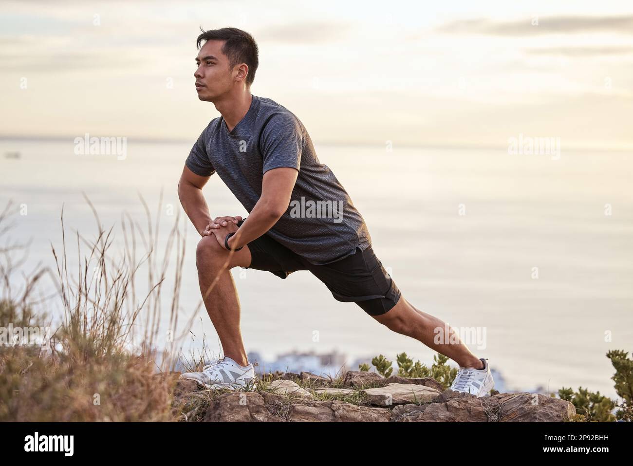 Passer du temps dans la nature peut être thérapeutique. Photo d'un jeune homme s'exerçant dans la nature. Banque D'Images