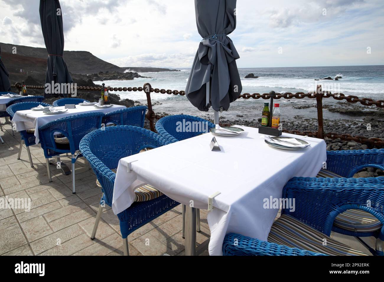 Table de restaurant juste sur le rivage el golfo Lanzarote, îles Canaries, Espagne Banque D'Images