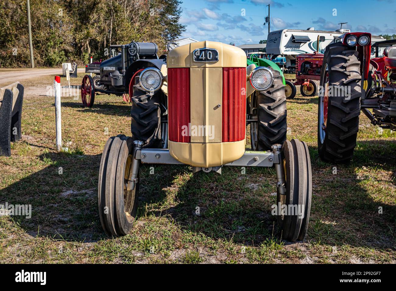 Fort Meade, FL - 26 février 2022 : vue avant en perspective d'un tracteur Hi Crop F40 Ferguson 1957 lors d'un salon de tracteurs local. Banque D'Images