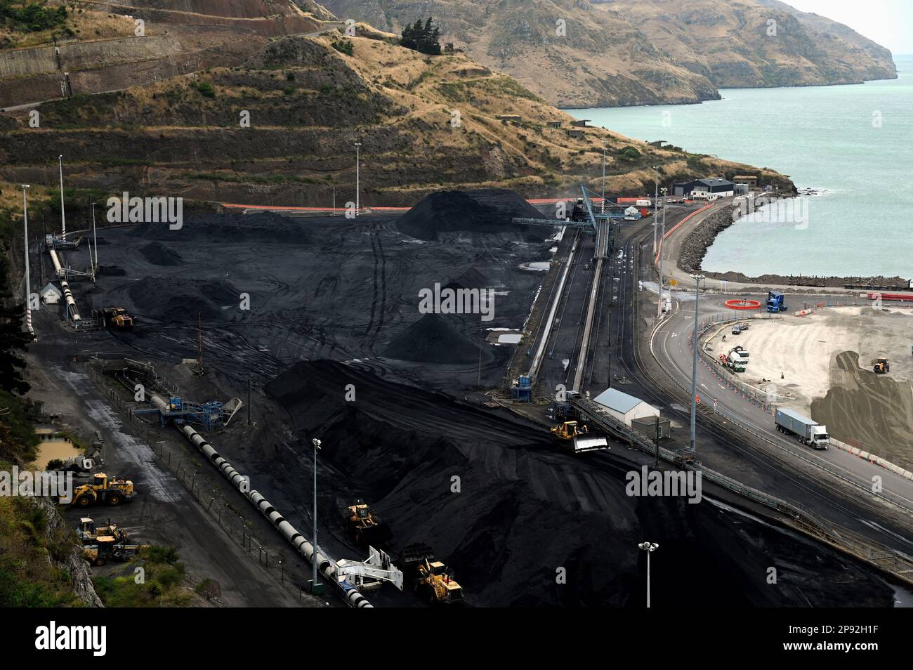 Vue d'ensemble de l'installation de traitement du charbon à Lyttelton Harbour, près de Christchurch, Nouvelle-Zélande. Le charbon est envoyé entendre de la côte ouest par rail pour l'exportation. Banque D'Images