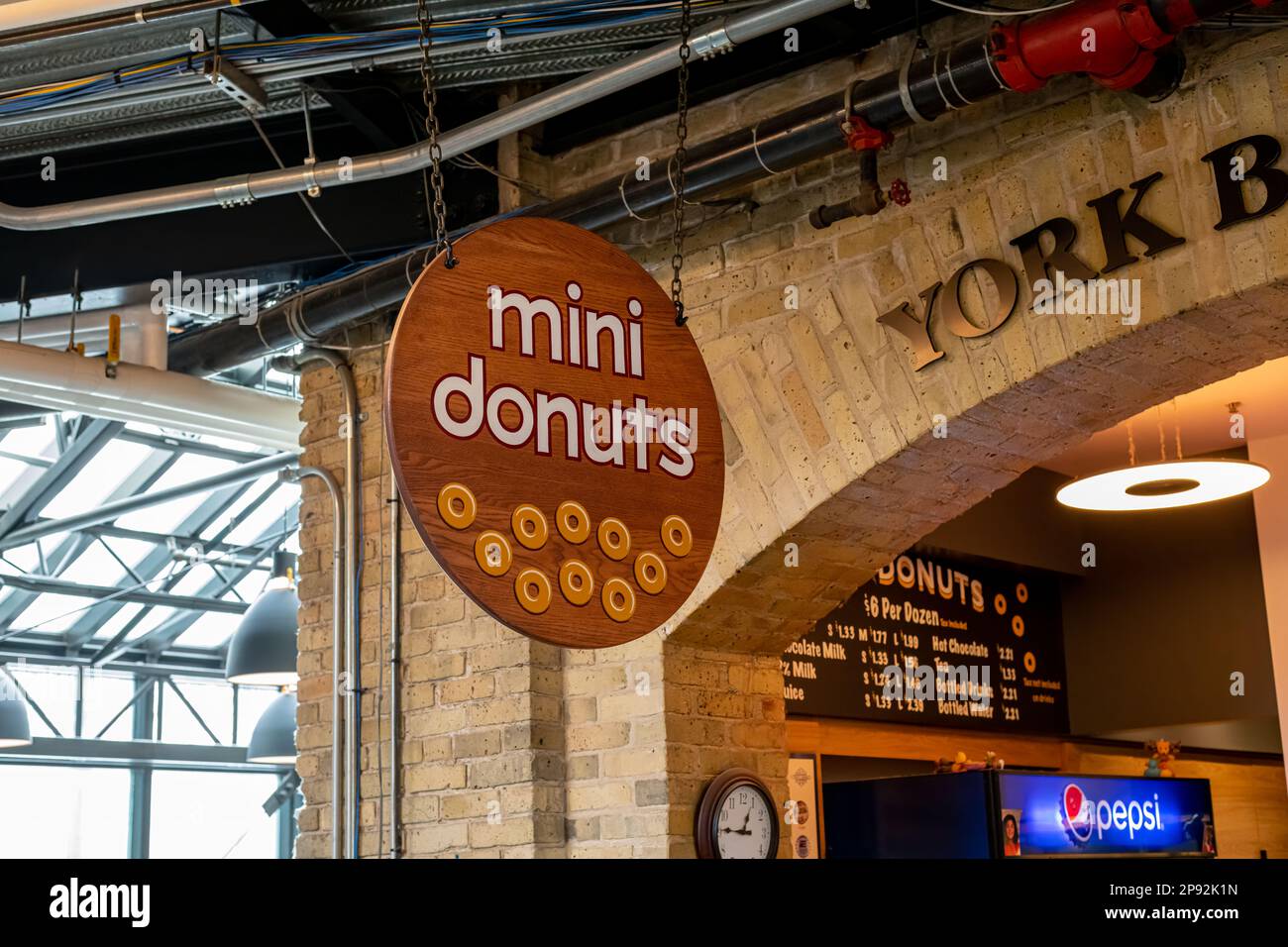 Le panneau rond pour le magasin Mini Donuts dans le marché de la fourche, Winnipeg, Manitoba, Canada. Banque D'Images