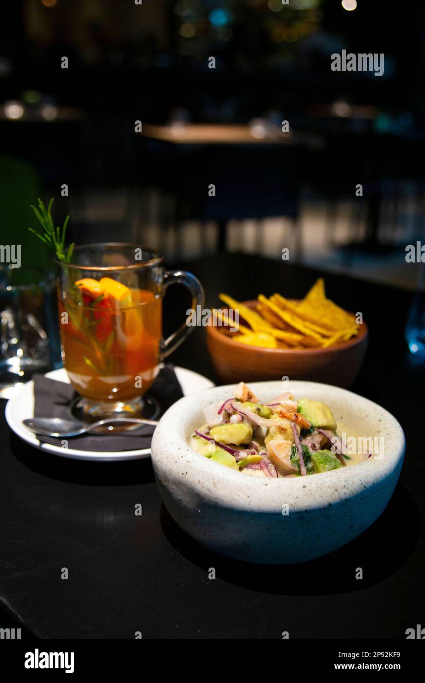 Crevettes, bar de mer et ceviche d'octopus au bar Ceviche, Varsovie, Pologne Banque D'Images