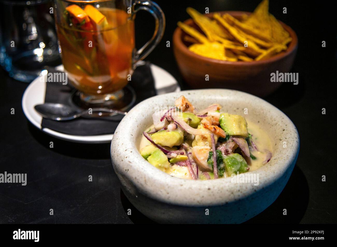 Crevettes, bar de mer et ceviche d'octopus au bar Ceviche, Varsovie, Pologne Banque D'Images