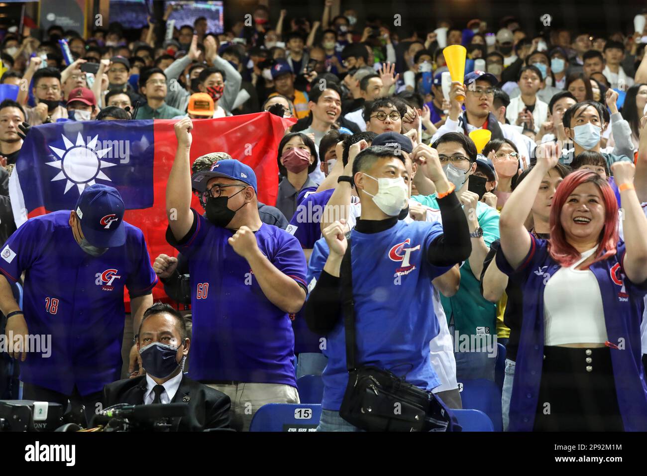 Supporters of team Taiwan cheer near a Taiwan flag during a Pool A game against Italy for the World Baseball Classic (WBC) at Taichung Intercontinental Baseball Stadium in Taichung, Taiwan, Friday, March 10, 2023. (AP Photo/I-Hwa Cheng) Banque D'Images