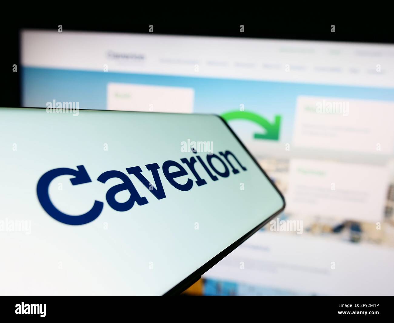 Smartphone avec logo de la société de technologie de bâtiment Caverion Oyj sur l'écran en face du site Web d'affaires. Concentrez-vous sur le centre de l'écran du téléphone. Banque D'Images