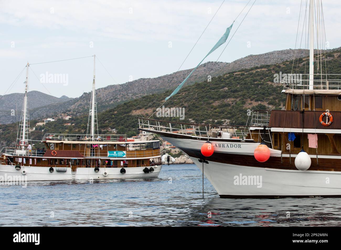 Bateaux touristiques vus sur la mer Adriatique près de la ville de Dubrovnik. (Photo par Karol Serewis / SOPA Images / Sipa USA) Banque D'Images