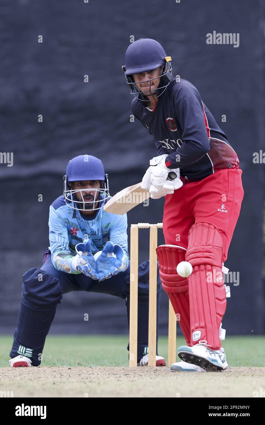 Raag Kapur de HKCC (chemise noire) et Khan Akbar de l'USRC (à droite), Umar Mohammad (à gauche) en action pendant la première ligue de Gencor : USRC v HKCC au Hong Kong Cricket Club de Tai Tam. 05FEB23 SCMP/Edmond SO Banque D'Images