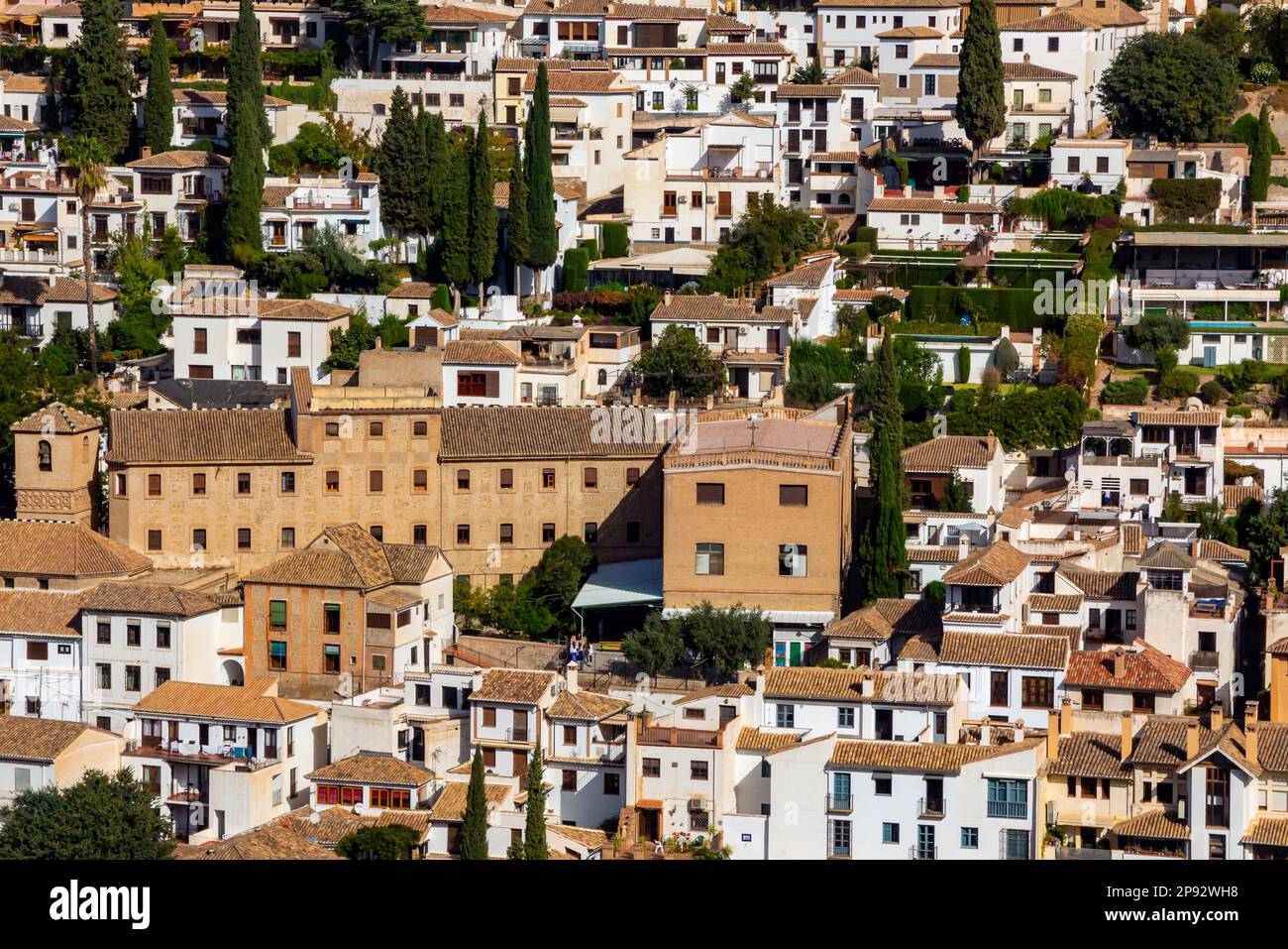 Vue sur les maisons et les bâtiments de Grenade une ville importante de la province de Grenade, Andalousie, sud de l'Espagne. Banque D'Images