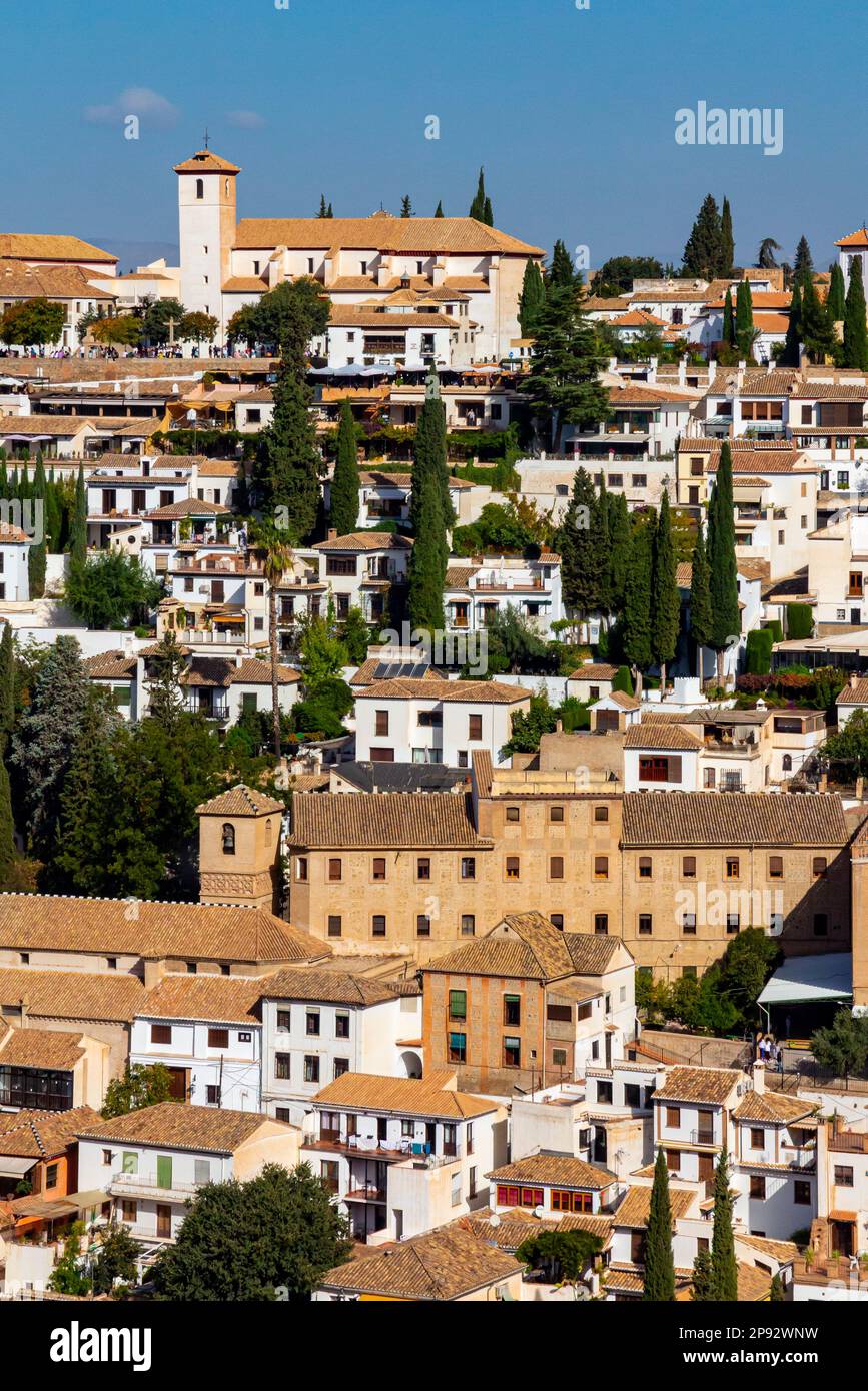 Vue sur les maisons et les bâtiments de Grenade une ville importante de la province de Grenade, Andalousie, sud de l'Espagne. Banque D'Images