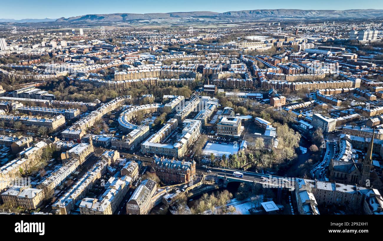 Photo aérienne de Great Western Road depuis Kelvinbridge et vue sur Hillhead lors d'un matin de printemps enneigé. Banque D'Images