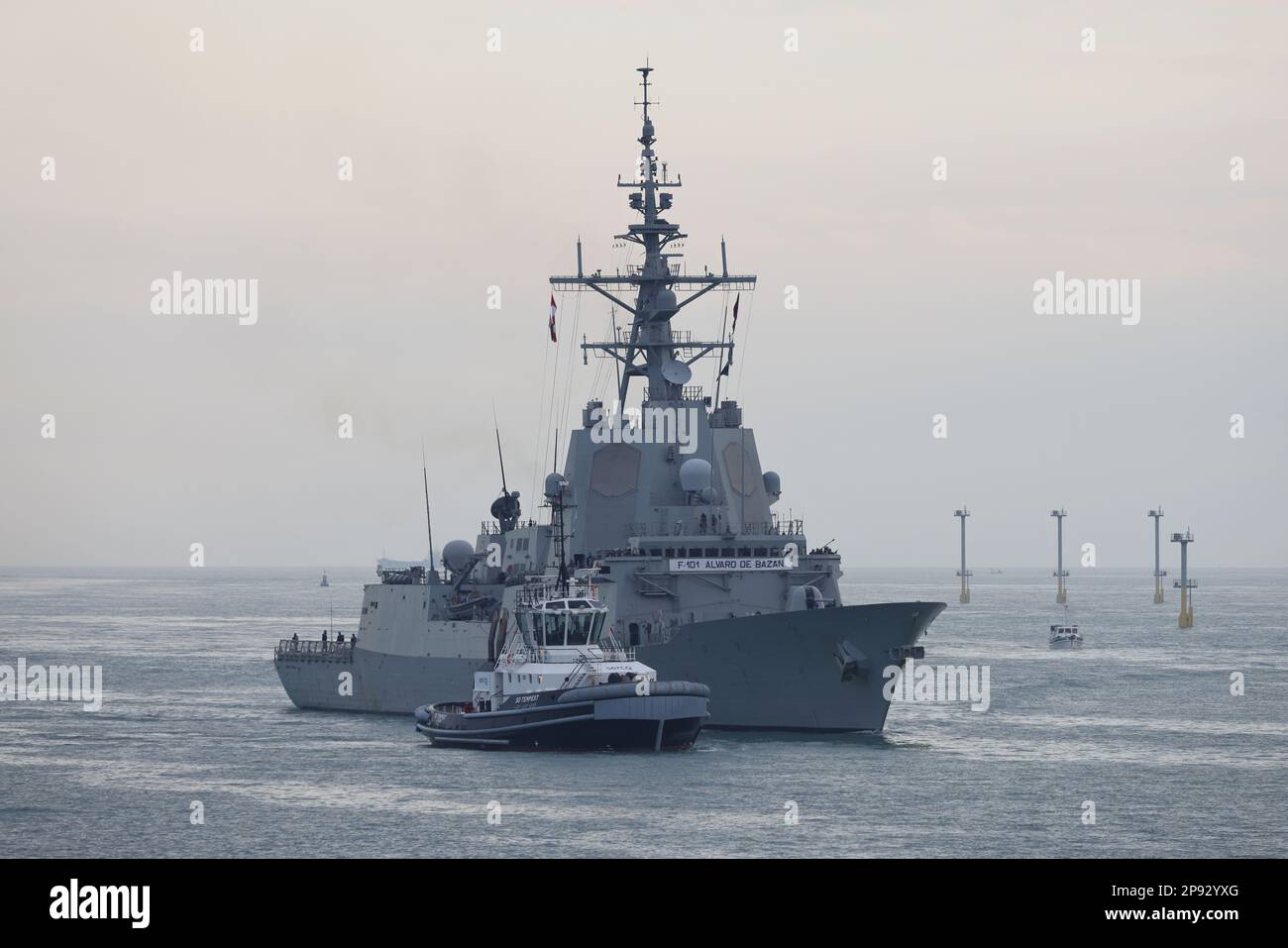 Le remorqueur du port TEMPEST près de l'arc de la frégate de missiles guidés DE la marine espagnole ALVARO DE BAZAN alors que le navire de guerre approche de la base navale Banque D'Images
