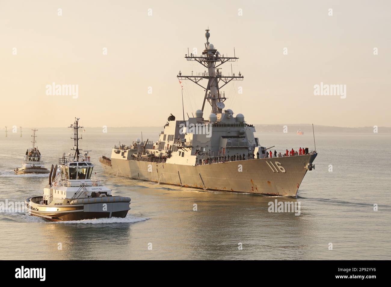 Remorqueurs de la base navale TEMPEST et escorte INDÉPENDANTE le destroyer USS THOMAS HUDNER de la marine des États-Unis dans la base navale Banque D'Images