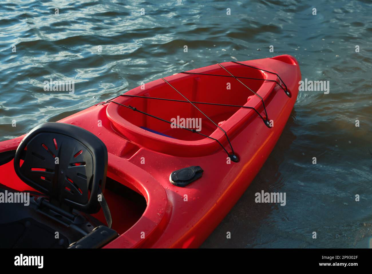 Magnifique kayak rouge moderne sur la rivière, à proximité Banque D'Images Magnifique kayak rouge moderne sur la rivière, à proximité Banque D'Images